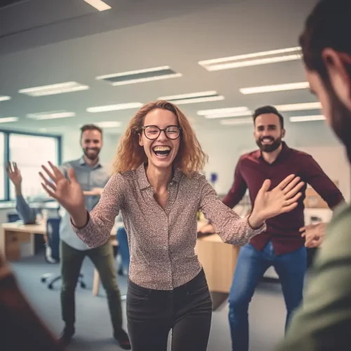 Équipe célébrant le succès d'un projet de contenu digital - Génération de contenus web par IA - Agence BETC Grand Est