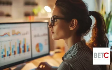 Expert SEO améliorant la visibilité en ligne d'une entreprise