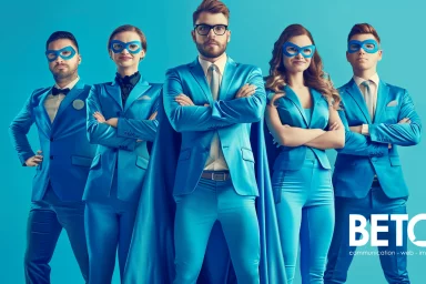 Équipe de professionnels en marketing digital de BETC Communication portant des costumes bleus et des masques de super-héros.
