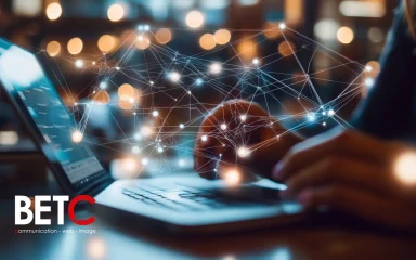 Transformation digitale des entreprises, réseau numérique sur un ordinateur portable, BETC communication.