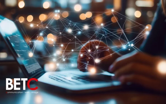 Transformation digitale des entreprises, réseau numérique sur un ordinateur portable, BETC communication.