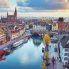 Vue panoramique de Strasbourg avec le logo de BETC Communication, une agence digitale et de publicité située en Alsace.