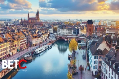 Vue panoramique de Strasbourg avec le logo de BETC Communication, une agence digitale et de publicité située en Alsace.