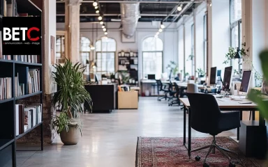 Bureau moderne et spacieux de l'agence BETC, spécialisé en communication, web, et image, avec des bureaux ouverts et une décoration élégante.