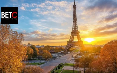 Vue de la Tour Eiffel au lever du soleil, illustrant la créativité et l'impact de BETC Strasbourg dans la communication visuelle.