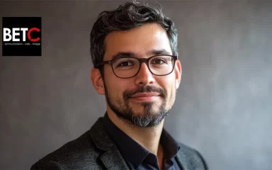 Portrait d’un expert SEO de BETC Communication, spécialiste en référencement naturel et stratégie digitale.