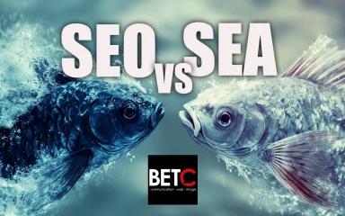 Deux poissons stylisés représentant le SEO et le SEA, en opposition, avec le logo de BETC en dessous. Illustration des différences entre le référencement naturel (SEO) et la publicité payante (SEA) dans le marketing digital.