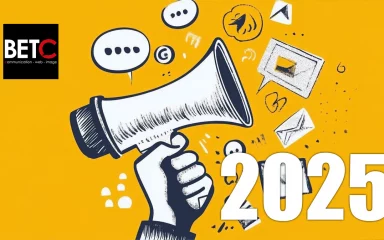 Illustration digitale avec une main tenant un mégaphone entouré de symboles de communication sur fond jaune vif, représentant les tendances digitales pour 2025.