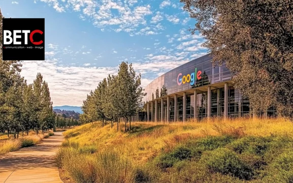 Façade moderne du siège de Google avec un chemin entouré de verdure sous un ciel dégagé, représentant le concept de référencement SEO et la visibilité en ligne.