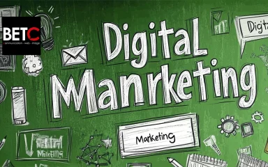 Digital Marketing écrit sur un tableau vert avec des illustrations créatives, mettant en avant le concept de marketing digital.