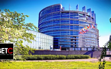 Bâtiment moderne du Parlement européen à Strasbourg avec le logo de BETC.