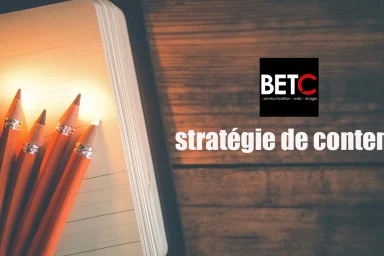 Stratégie de contenu SEO illustrée avec des crayons alignés sur un carnet et le logo BETC Communication.