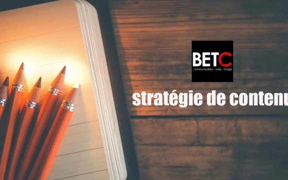 Stratégie de contenu SEO illustrée avec des crayons alignés sur un carnet et le logo BETC Communication.