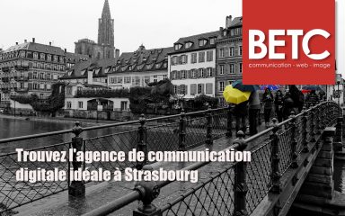 Vue de Strasbourg avec la cathédrale en arrière-plan, un pont animé et des passants tenant des parapluies colorés, illustrant l'importance d'une agence de communication digitale locale comme BETC.