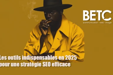 Homme élégant en trench-coat jaune et chapeau noir, fumant un cigare sur un fond jaune moutarde. Texte affiché : 