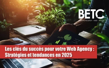 Réunion d'équipe en Web Agency analysant les stratégies digitales et tendances 2025