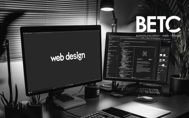 Espace de travail moderne avec écrans affichant conception web et développement de site internet