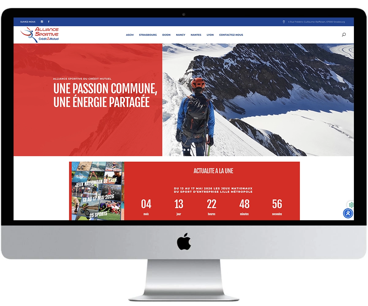 Mockup iMac présentant le site Alliance Sportive du Crédit Mutuel avec photo d'équipe en maillots bleus levant les bras en signe de victoire